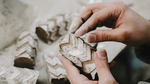 Sandale incrustée de nacre et d'étain, collaboration entre les marques Fratelli Rossetti et Nada Debs, les mains de l'artisan qui fabrique le talon