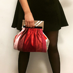 Nada Debs, ND hand bag, sac à main à anse incrustée de nacre et d'étain, porté